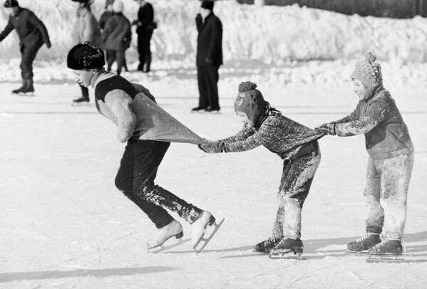 Children have fun on a skating rink in Moscow, 1976 - Sputnik International