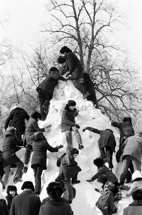 Children climb a snow slide during the 'Farewell to Russian winter' celebrations in 1979 - Sputnik International