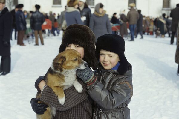 Boys with a puppy during the 'Farewell to Russian winter' celebrations in Kargopol in 1987 - Sputnik International