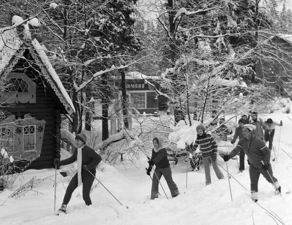 Children skiing in a resort camp in 1979 - Sputnik International
