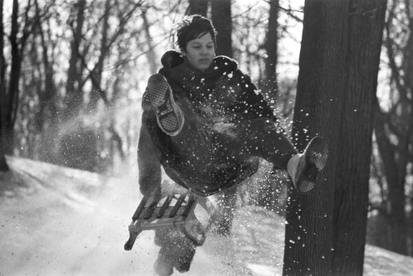 A boy enjoys a sledge ride in 1976 - Sputnik International