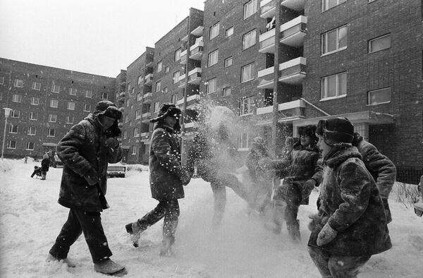 Children play in the snow in Tolyatti in 1973 - Sputnik International