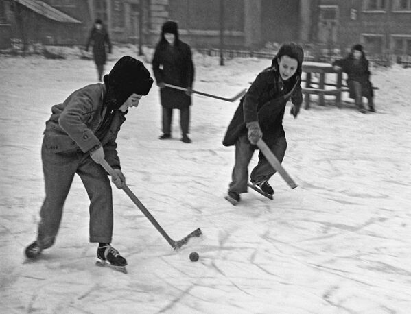 Boys play hockey in Moscow in 1959 - Sputnik International