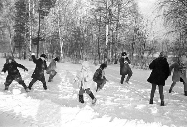 Children have a snowball fight in Moscow in 1969 - Sputnik International