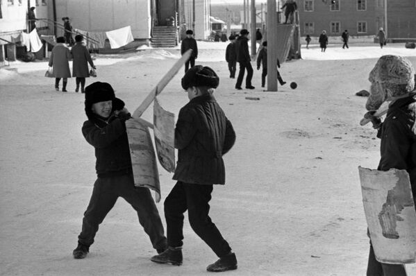 Boys are fighting using wooden swords and shields during a winter day in Yakutsk in 1973 - Sputnik International