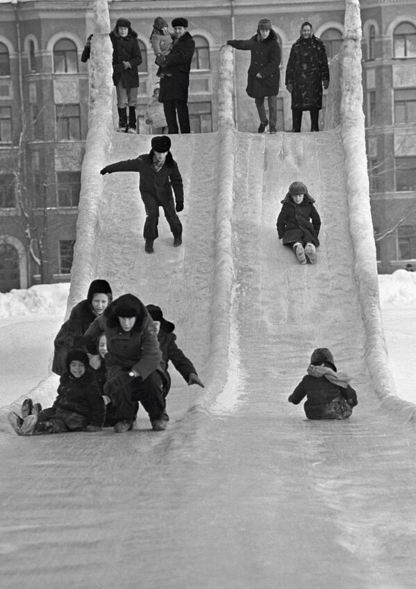 Children enjoy sliding down an ice slide in Perm in 1973 - Sputnik International