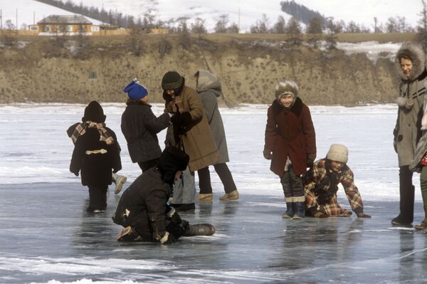 Children play on frozen Lake Baikal in 1988 - Sputnik International