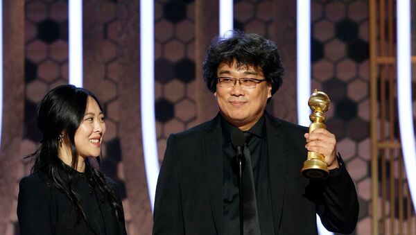 Bong Joon Ho accepts the award for Best Motion Picture, Foreign Language for Parasite. - Sputnik International