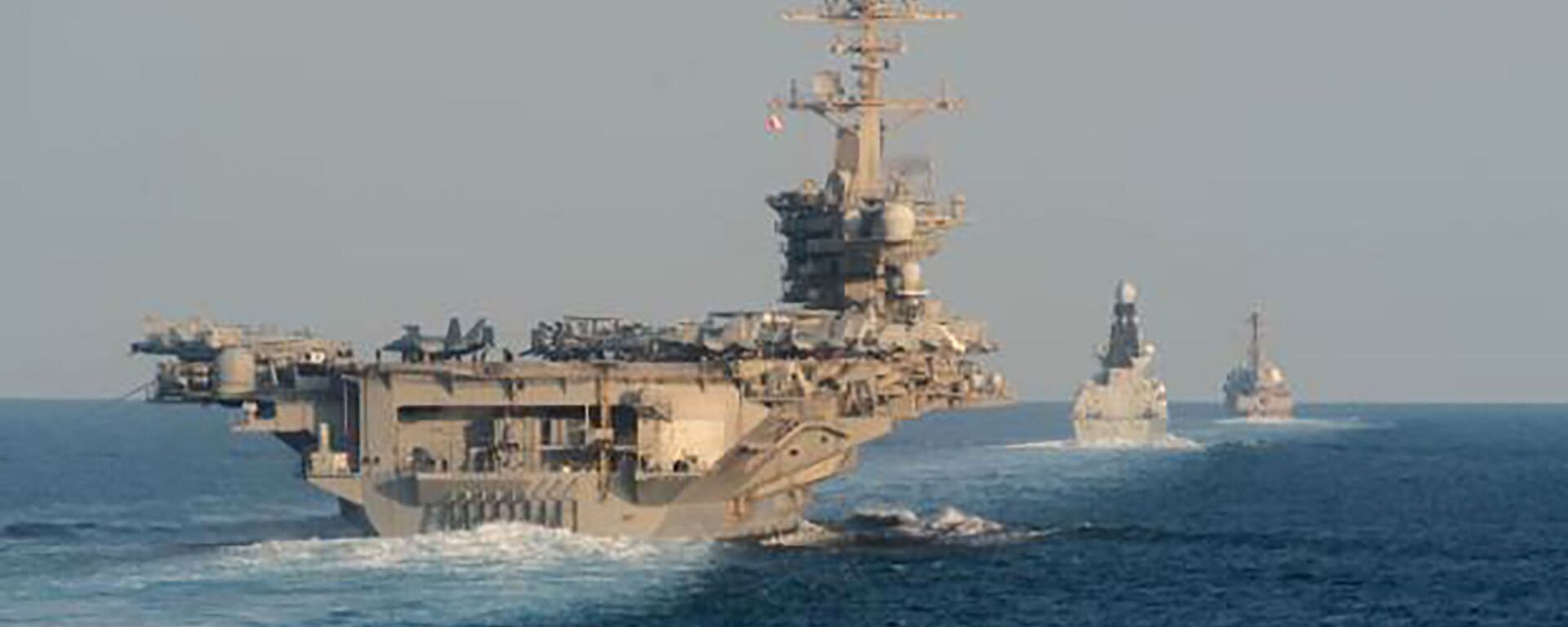In this Tuesday, Nov. 19, 2019, photo made available by U.S. Navy, the aircraft carrier USS Abraham Lincoln, left, the air-defense destroyer HMS Defender and the guided-missile destroyer USS Farragut transit the Strait of Hormuz with the guided-missile cruiser USS Leyte Gulf. - Sputnik International, 1920, 12.11.2024