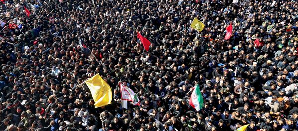 Iranian mourners gather during the final stage of funeral processions for slain top general Qasem Soleimani, in his hometown Kerman on January 7, 2020. - Sputnik International