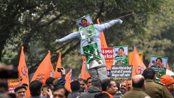 Activists of National Sikh Sangat and other right-wing Hindu organisations hold an effigy of Pakistan's Prime Minister Imran Khan (C) to protest against the attack by a mob on the Gurdwara Nankana Sahib Sikh shrine in Pakistan, during a demonstration near the Pakistan Embassy in New Delhi on January 7, 2020.  - Sputnik International