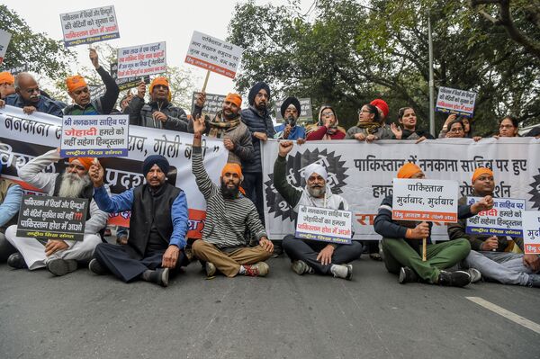 Hindu Groups Protest at Pakistani Embassy in Delhi Over 'Anti-Sikh Violence' at Nankana Sahib Shrine - Sputnik International