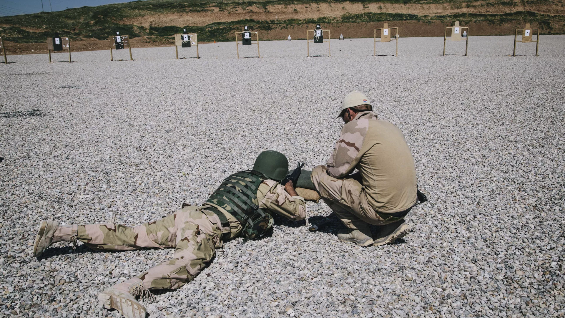 In this March 9, 2016 file image, a Dutch army trainer, right, helps a Kurdish Peshmerga soldier during a military training session at a shooting range, at Bnaslawa Military Base in Irbil, northern Iraq.  - Sputnik International, 1920, 24.01.2025