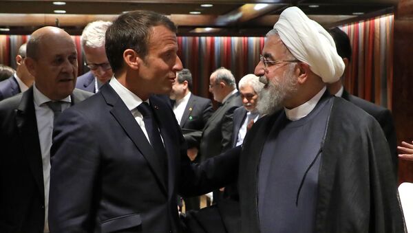 French President Emmanuel Macron (L) and Iranian President Hassan Rouhani speak at the United Nations headquarters on September 23, 2019, in New York.  - Sputnik International