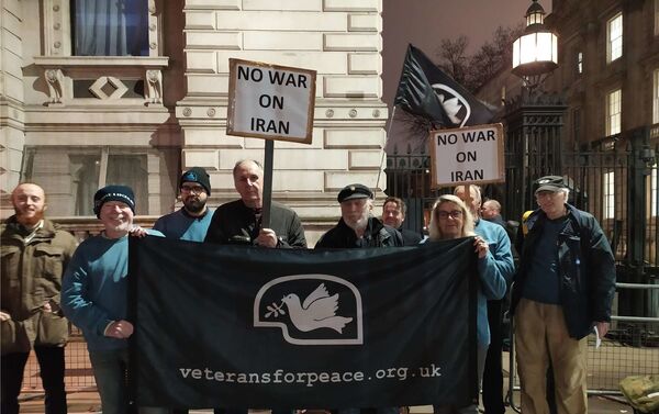 Veterans for Peace UK members stand in front of 10 Downing Street on 7 July 2020 in opposition to war with Iran - Sputnik International