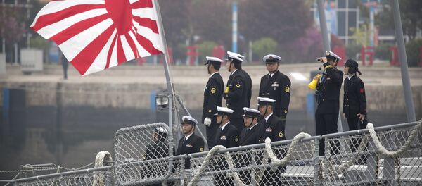 Sailors stand on deck of the Japanese destroyer Suzutsuki as it prepares to dock at a port in Qingdao in eastern China's Shandong Province, Sunday, April 21, 2019 Sailors stand on deck of the Japanese destroyer Suzutsuki as it prepares to dock at a port in Qingdao in eastern China's Shandong Province, Sunday, April 21, 2019 - Sputnik International
