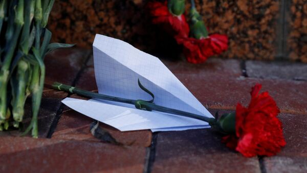 Flowers and a paper plane are placed outside the Iranian Embassy to commemorate the victims of the Ukraine International Airlines flight PS752 plane crash, in Kiev, Ukraine January 8, 2020 - Sputnik International