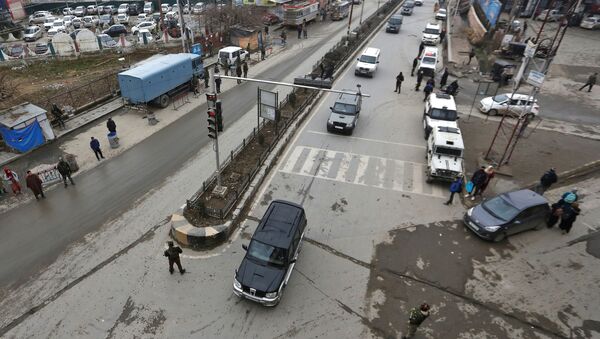 Indian security personnel stand guard as a convoy believed to be transferring foreign diplomats moves in Srinagar, January 9, 2020 - Sputnik International