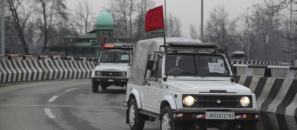 Security vehicles of Indian police guard a convoy of New Delhi-based diplomats passing through Srinagar, Indian controlled Kashmir, Thursday, Jan. 9, 2020 - Sputnik International