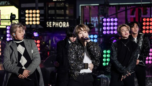 Suga is seen in the centre as BTS performs during New Year's Eve celebrations in Times Square - Sputnik International