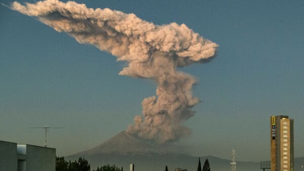 The Popocatepetl Volcano in central Mexico - Sputnik International