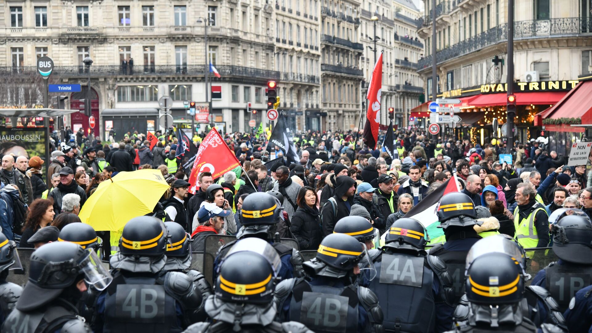 Protesters face off with CRS riot police during a demonstration as part of the 36th consecutive day of strike against French government's pensions reform plans, in Paris, France. - Sputnik International, 1920, 13.10.2022