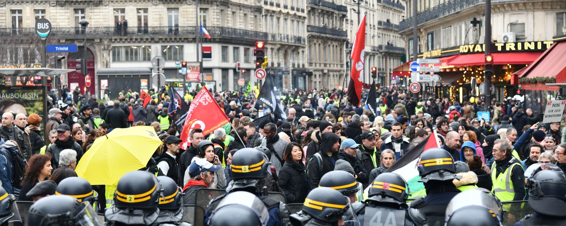 Protesters face off with CRS riot police during a demonstration as part of the 36th consecutive day of strike against French government's pensions reform plans, in Paris, France. - Sputnik International, 1920, 10.01.2020