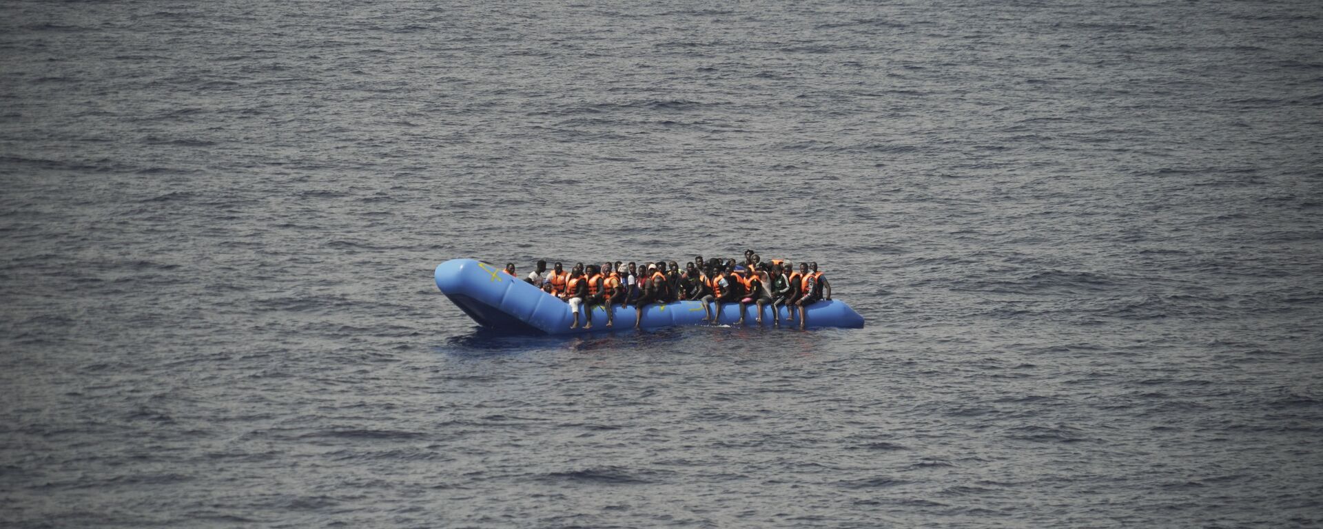 Migrants aboard a blue plastic boat in the Mediterranean Sea - Sputnik International, 1920, 03.09.2023
