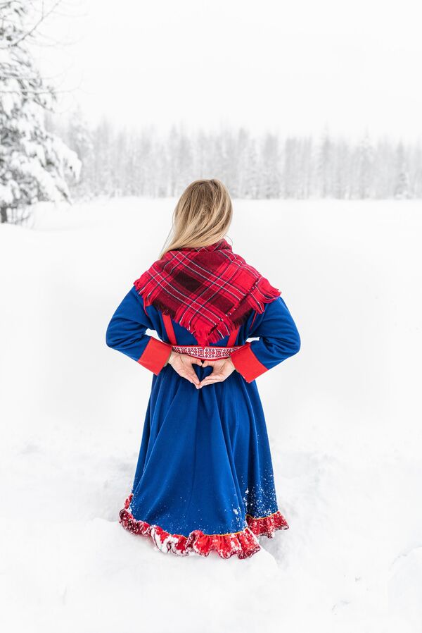 A girl wearing a plaid shawl stands in a snowy field. - Sputnik International