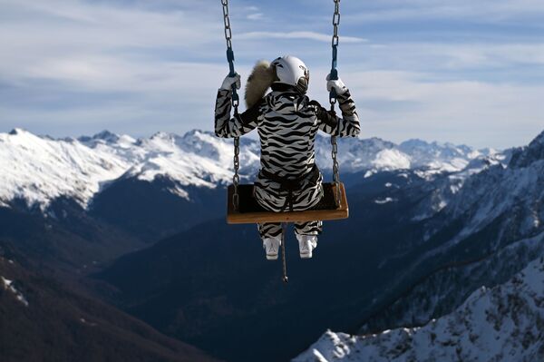A tourist enjoys a swing ride in the Rosa Khutor ski resort in Sochi - Sputnik International