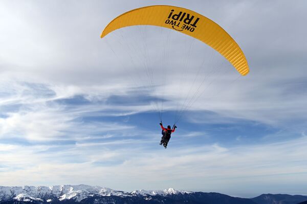 A person takes a paragliding ride in the 'Rosa Khutor' ski resort in Sochi - Sputnik International