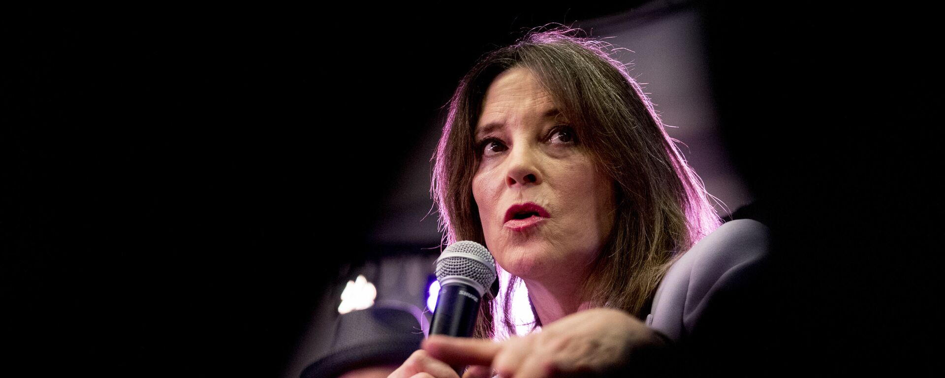  Democratic presidential candidate Marianne Williamson speaks at a the Faith, Politics and the Common Good Forum at Franklin Jr. High School, Thursday, Jan. 9, 2020, in Des Moines, Iowa - Sputnik International, 1920, 03.03.2023