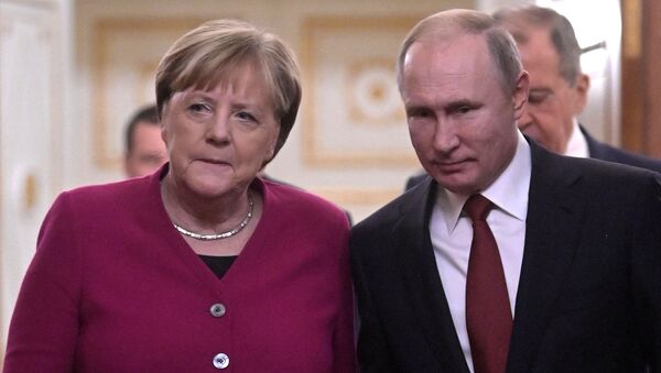 Russian President Vladimir Putnin and German Chancellor Angela Merkel after the meeting in the Kremlin - Sputnik International