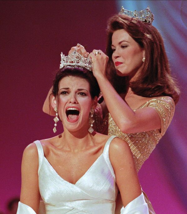 Miss Ilinois Katherine Shindle , left, reacts as she's crowned the 1998 Miss America by the 1997 Miss America Tara Holland at the Miss America Pageant in Atlantic City, N.J., Saturday, Sept. 13, 1997.  - Sputnik International