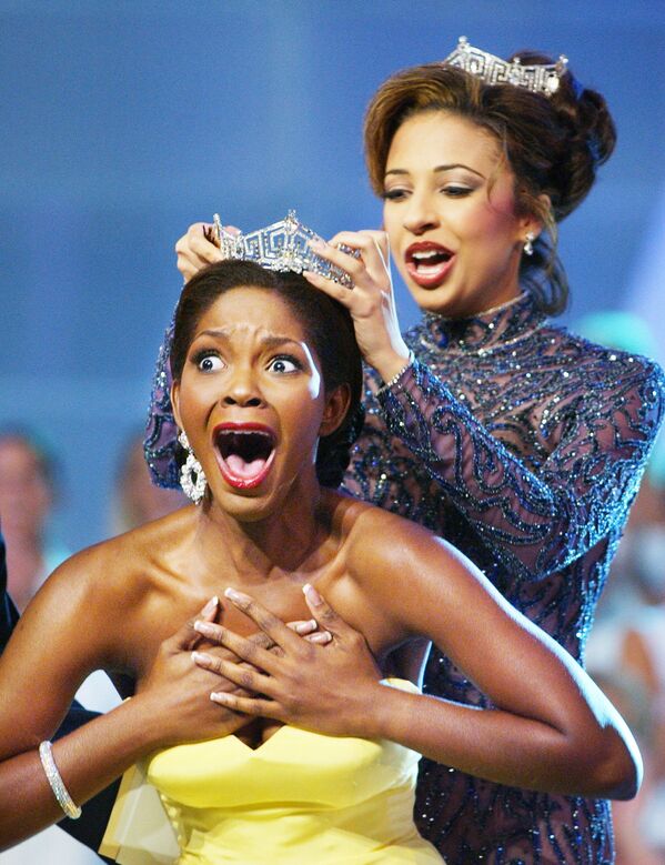 Miss Florida, Ericka Dunlap, left, reacts after being named Miss America 2004 as outgoing Miss America Erika Harold places the crown Saturday, Sept. 20, 2003, in Atlantic City, N.J.  - Sputnik International