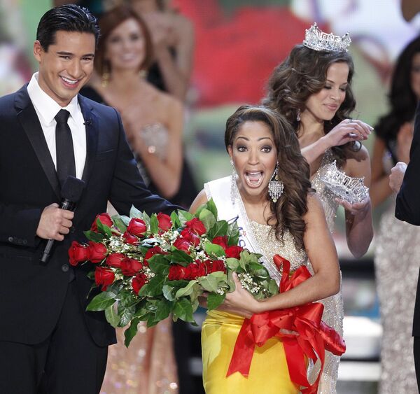 Host Mario Lopez watches Miss Virginia Caressa Cameron react after being crowned Miss America by Katie Stam Miss America 2009, Saturday Jan. 30, 2010 at The Planet Hollywood Resort & Casino in Las Vegas.  - Sputnik International