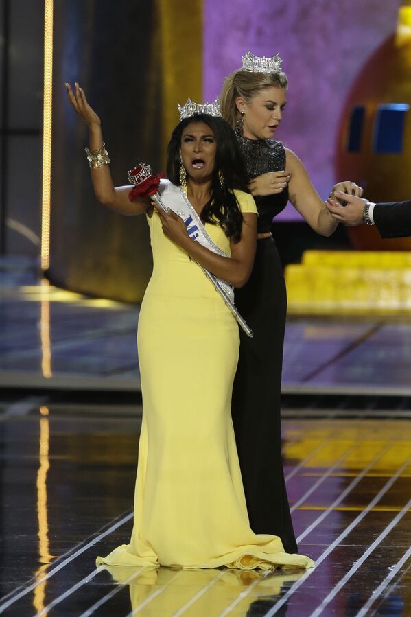 Miss New York Nina Davuluri, left, reacts after being crowned Miss America 2014 by Miss America 2013 Mallory Hagan, Sunday, Sept. 15, 2013, in Atlantic City, N.J.  - Sputnik International