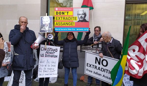Supporters of Assange outside Westminster Magistrate's Court 13 JANUARY 2020 - Sputnik International