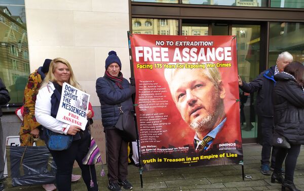 Supporters stand outside Westminster Magistrates Court with banners supportive of Assange - Sputnik International
