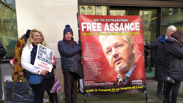 Demonstrators stand outside Westminster Magistrates Court with banners displaying their support for Assange - Sputnik International