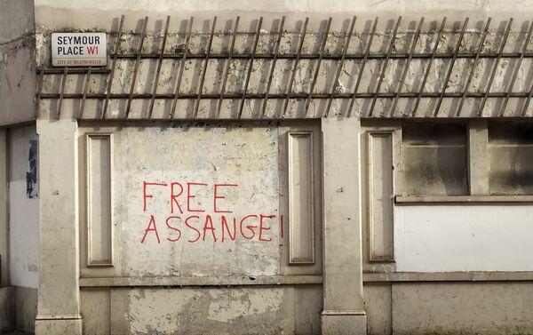 Free Julian Assange Graffiti across from Westminster Magistrates Court - Sputnik International