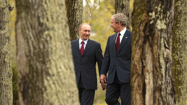 Russian President Vladimir Putin and US President George W. Bush in in the Russian resort city of Sochi - Sputnik International