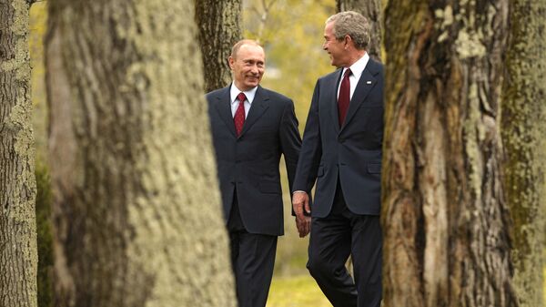 Russian President Vladimir Putin and US President George W. Bush in in the Russian resort city of Sochi - Sputnik International