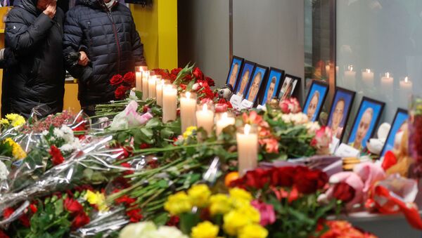 Relatives of the flight crew members of the Ukraine International Airlines Boeing 737-800 plane that crashed in Iran, mourn at a memorial at the Boryspil International airport outside Kiev, Ukraine January 11, 2020 - Sputnik International