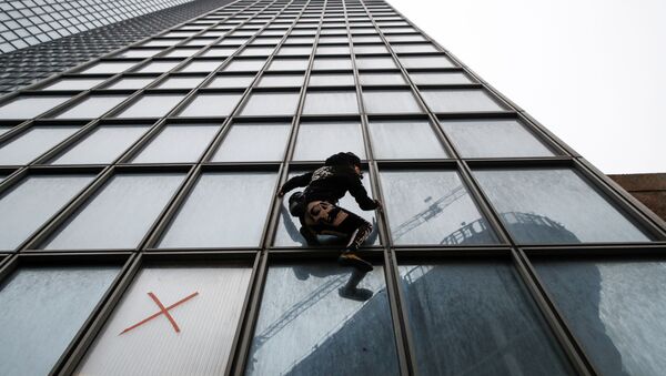 French climber Alain Robert, also known as Spiderman, scales the Tour Total skyscraper - Sputnik International