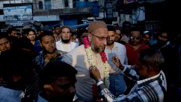 An Indian supporter present a floral garland to All India Majlis-e-Ittehadul Muslimeen (AIMIM) President Asaduddin Owaisi, center, during an election campaign in Hyderabad, India, Tuesday, March 26, 2019 - Sputnik International