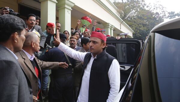 Samajwadi Party national president Akhilesh Yadav waves to his supporters as he arrives to address a press conference in Lucknow, India, Friday, Jan. 3, 2020 - Sputnik International