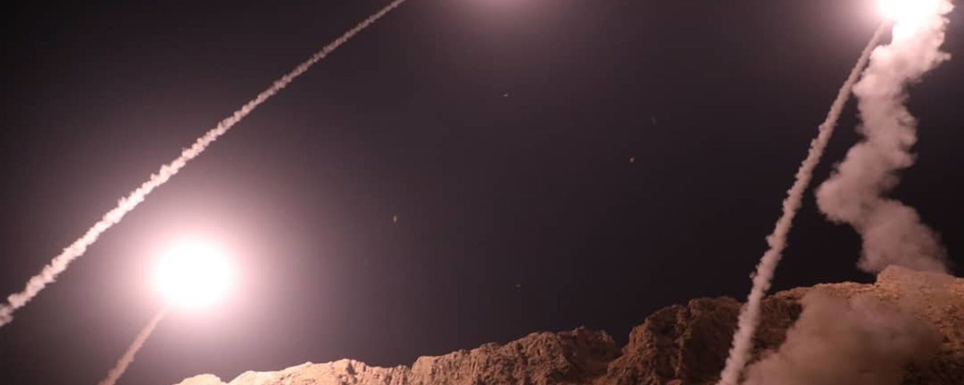 In this photo released on Monday, Oct. 1, 2018, by the Iranian Revolutionary Guard, missiles are fired from city of Kermanshah in western Iran targeting the Islamic State group in Syria. - Sputnik International, 1920, 15.01.2024