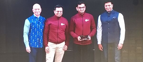 Amazon CEO Jeff Bezos facilitates Infosys co-founder NR Narayanmurthy at Amazon Smbhav event in New Delhi - Sputnik International