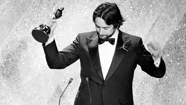 Actor Robert De Niro accepts the Oscar for his performance in Raging Bull, at the 53rd annual Academy Awards show in Los Angeles, Calif., on March 31, 1981.  - Sputnik International